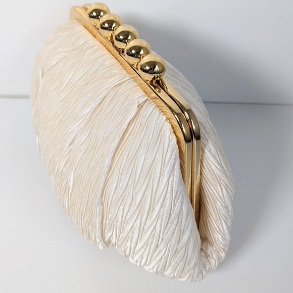 Vintage Carla Marchi puff bag satin chain strap ivory evening pillow bag - Picture 3 of 7